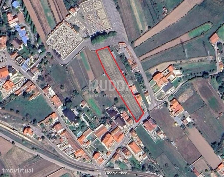 Terreno urbano destinado a construção, situado em  Eixo
