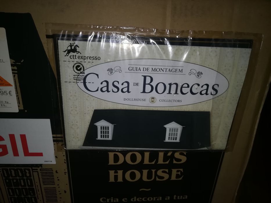 Casa de bonecas nova na caixa