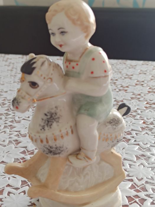 Статуэтка мальчик на лошадке