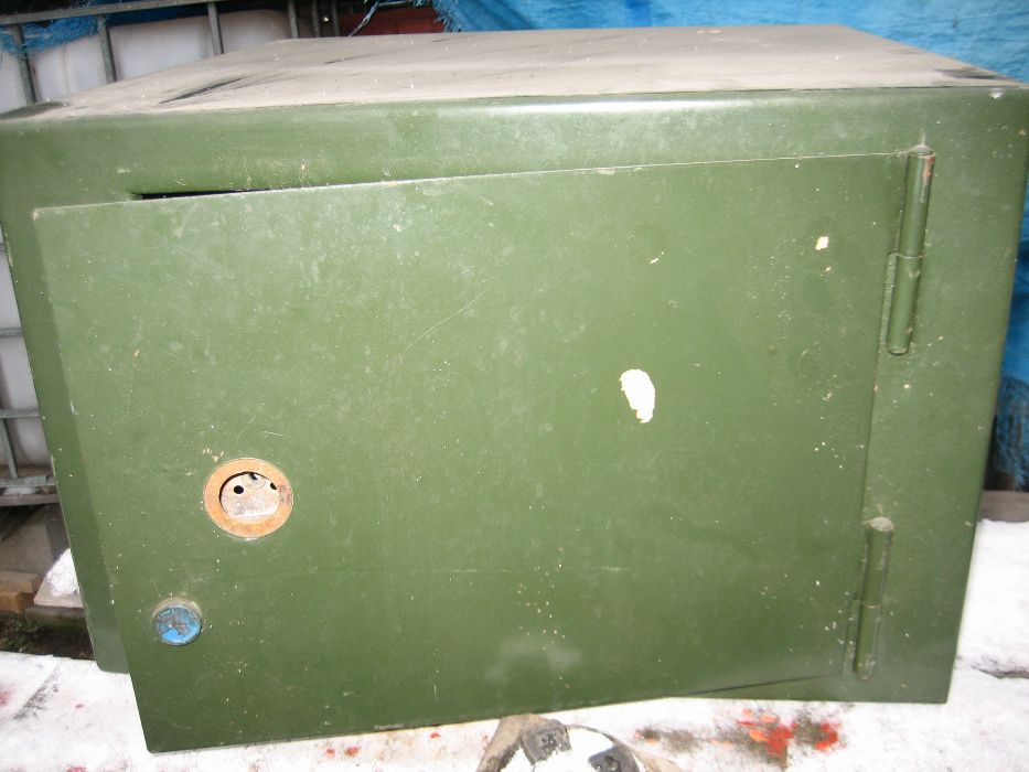 Sejf metalowy z zamkiem