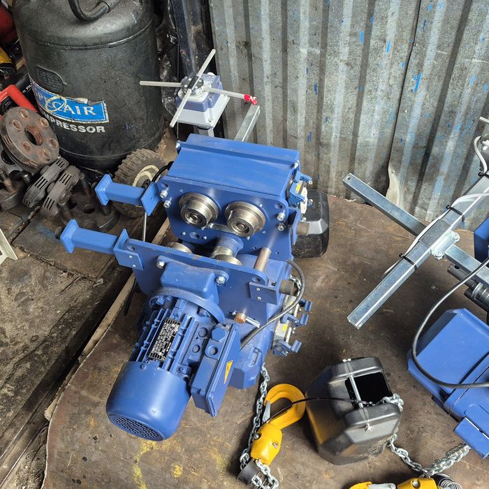 Wciągnik łańcuchowy , Podem 500kg. Z jazdą elektryczną.