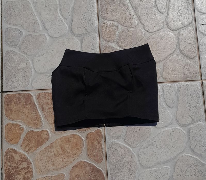 Czarny top z ostrym wykończeniem