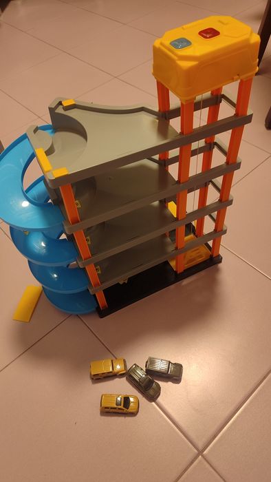 Трек Хотвілс і парковка з ліфтом+4 машинки