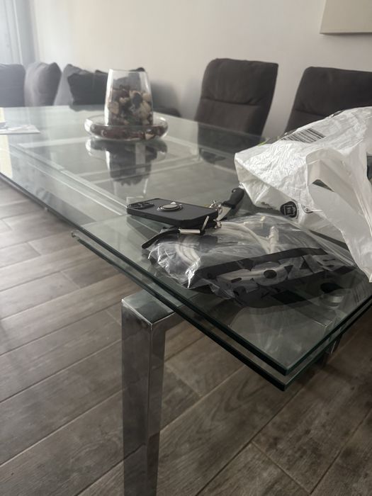 Mesa de jantar em vidro com 4 cadeiras — bom estado