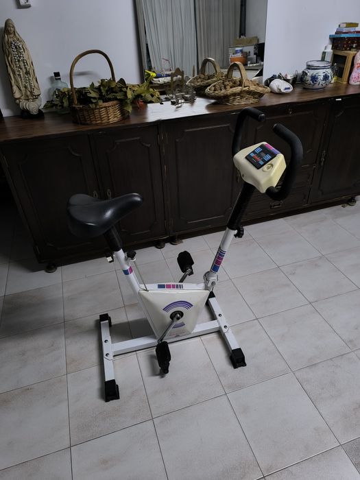 Bicicleta fixa para exercício físico