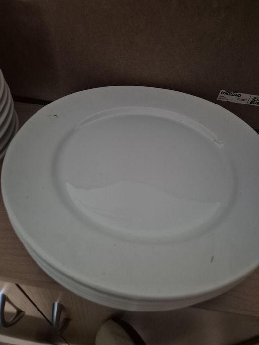 Pratos brancos sem marca