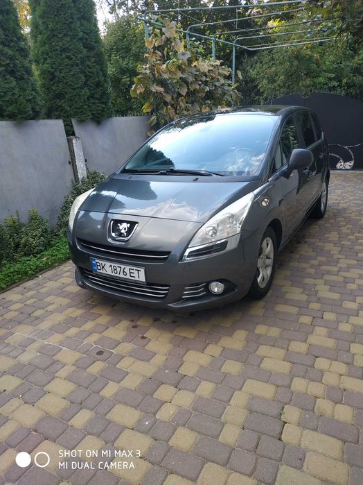 Автомобіль Пежо 5008