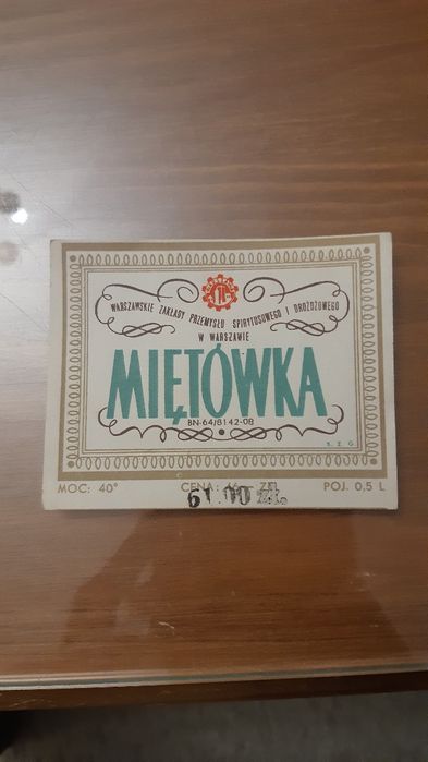 Kolekcja nieużywanych, oryginalnych etykiet alkoholi PRL