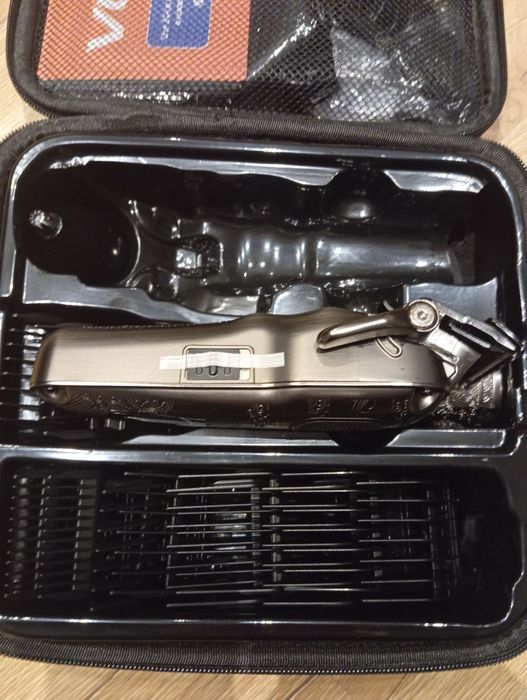 Maszynka do strzyżenia włosów VGR Pro

V-007 a Clipper, Guide Carriba