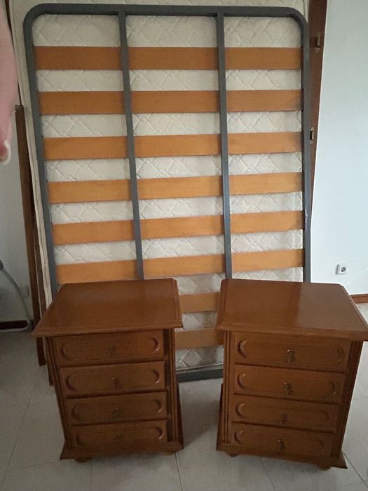 Cama com colchão de 140 cm x 200 cm e 2 mesas de cabeceira
