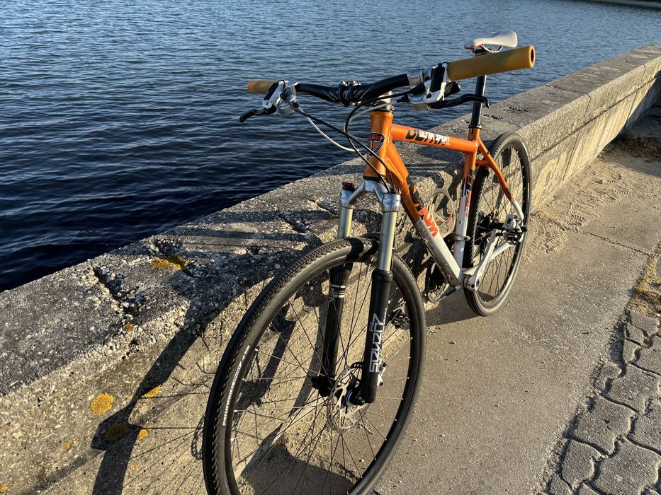 Bicicleta KTM com rodas 29