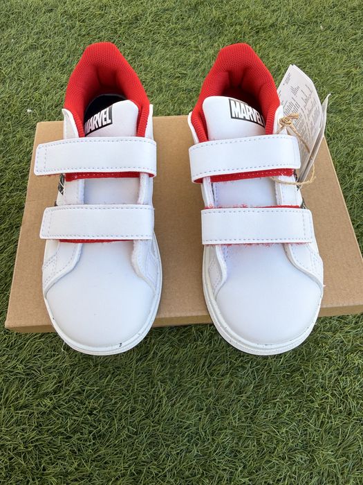Ténis Adidas Marvel NOVOS número 27