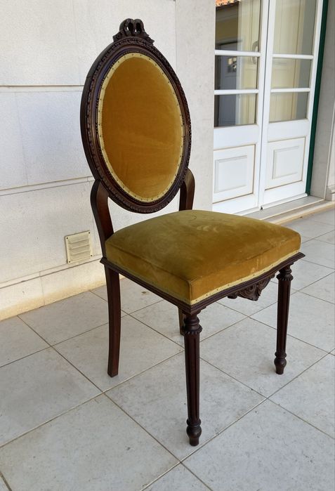 Cadeira de madeira e veludo- como nova