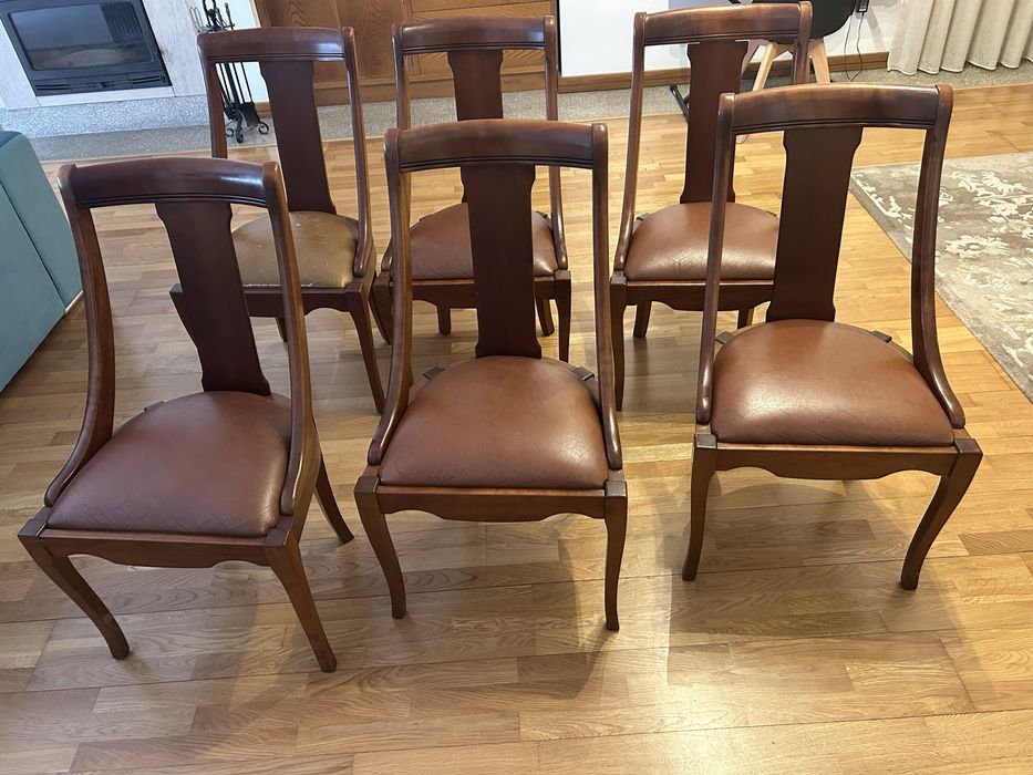 6 cadeiras em madeira e pele.