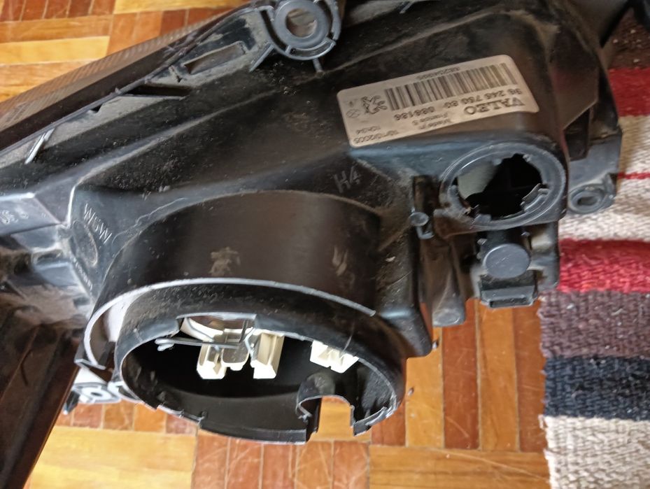 Farol / Ótica direita Peugeut 206 	Em bom estado