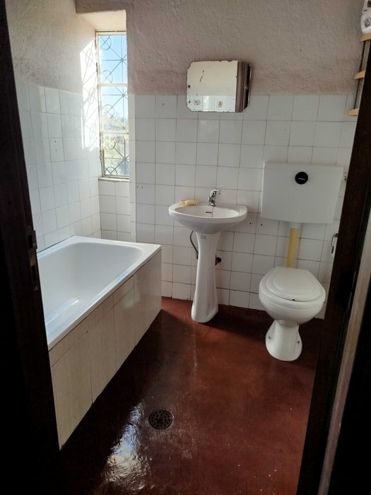 Casa e terreno bem localizado.