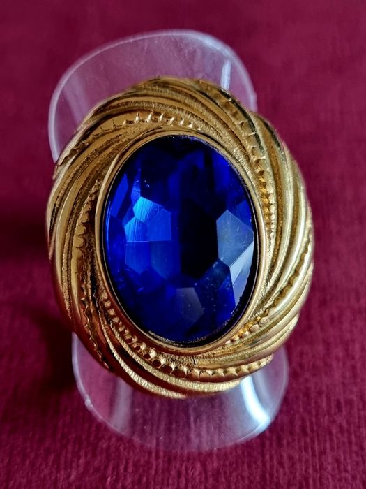 Anel dourado, em aço, com grande pedra oval azulão. T18