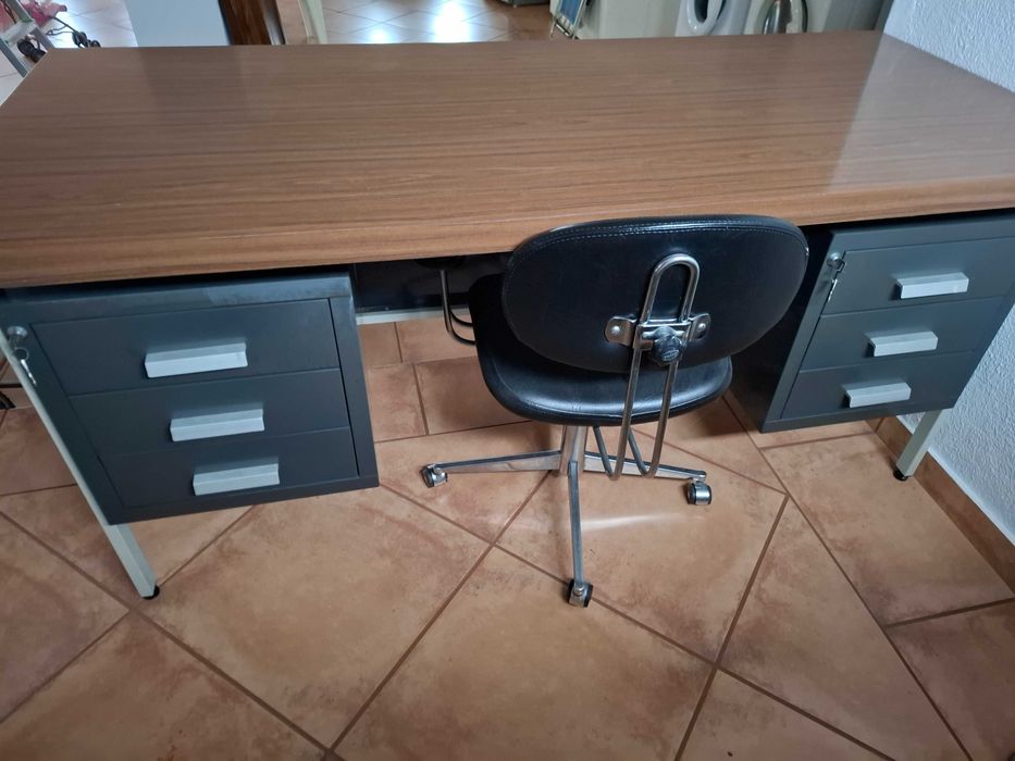 Secretária e cadeira de escritório