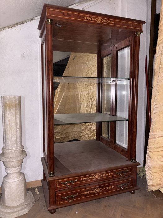 Vitrine de madeira e vidro