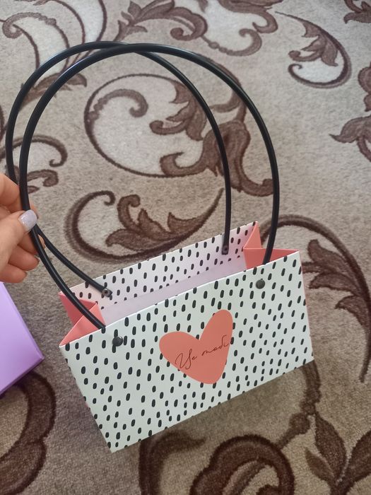 Сумочки та коробочки для флористики, колби для квітів