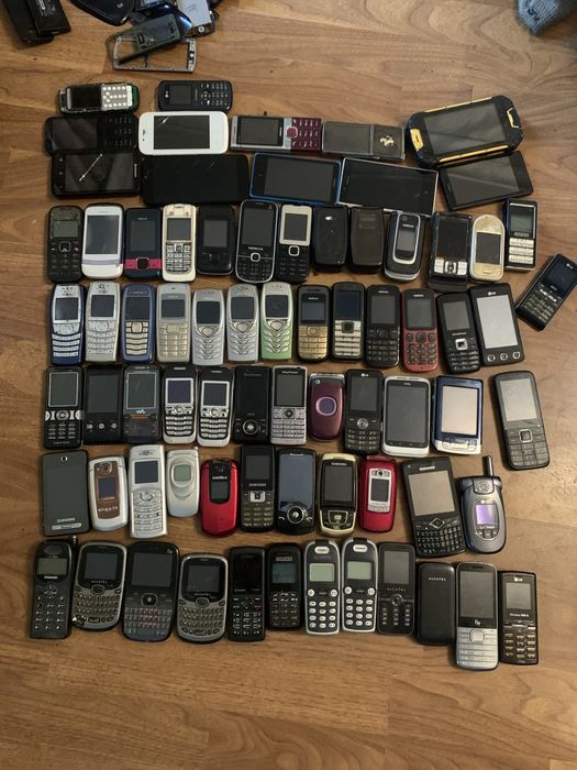 Лот мобильных телефонов !
