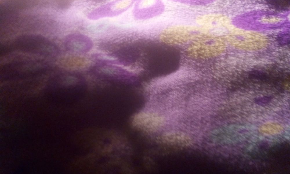 Лежанка для кошки ( кусок флисовой ткани)