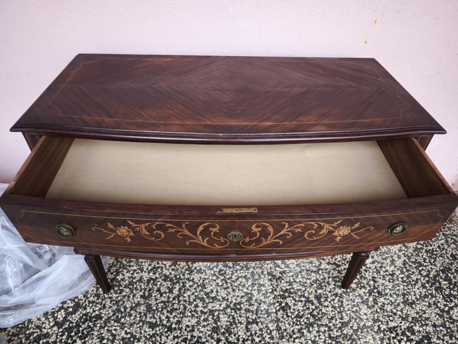 Bonita Cómoda antiga