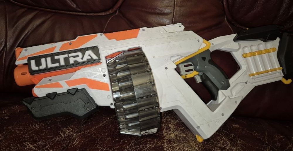 Іграшковий пулемет Nerf Ultra.