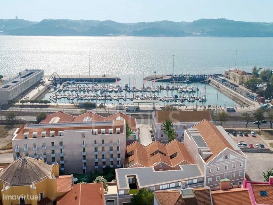 Apartamento T4 novo, com vista rio, varanda e estacionamento em Belém