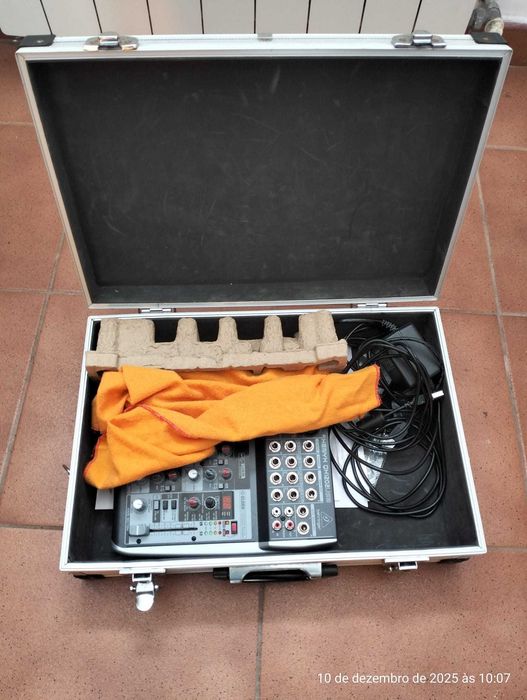 Mesa de Som Xenyx QX1202USB