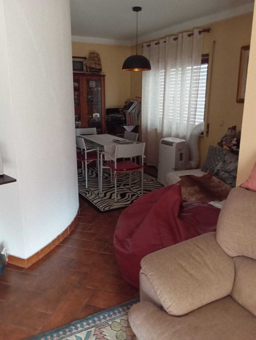 Apartamento T2 com terraço + lugar de garagem e arrumos