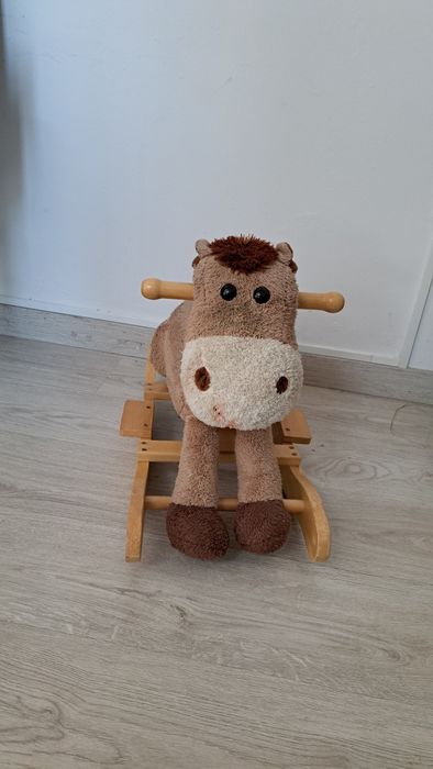 Cavalo baloiço criança