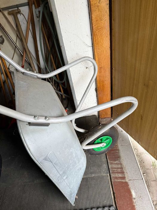 Taczka ogrodowa jak nowa lekka, poręczna z blachy.