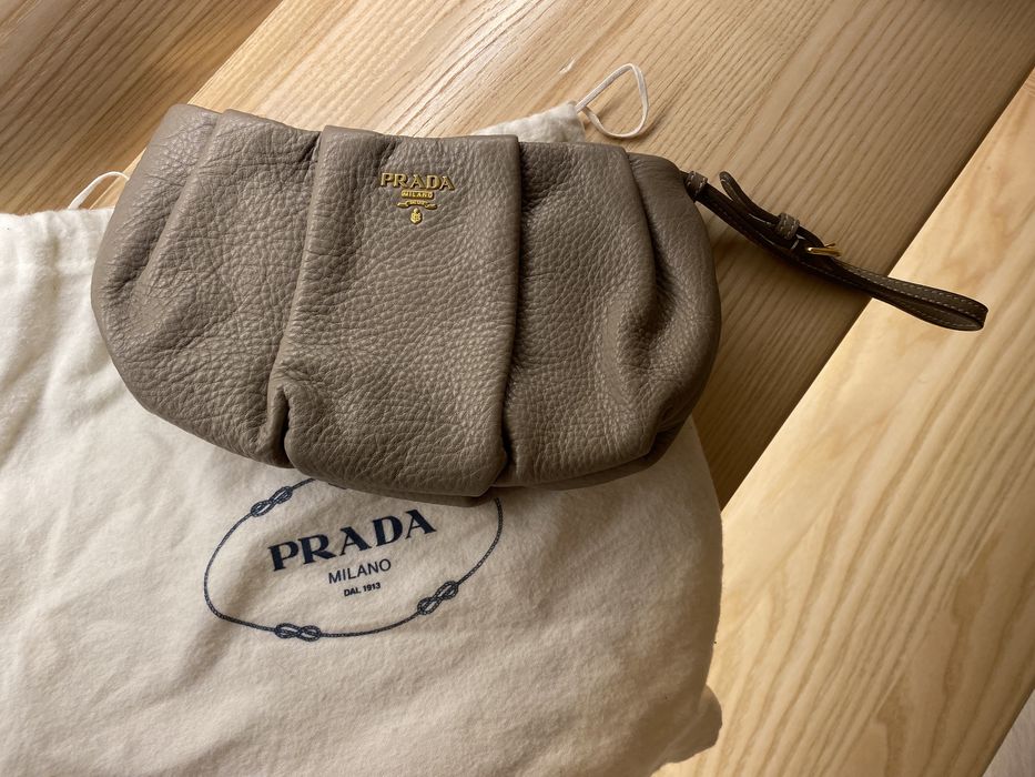Клатч Prada бежевый