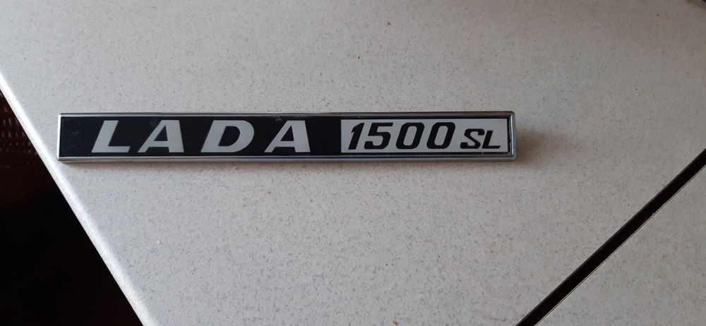 Tabliczka z nazwą marki.