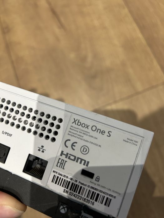 Zestaw Xbox One S  1TB + dwa pady + gry