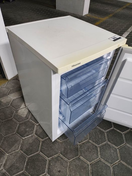 Arca congeladora vertical pequena Hisense em excelente estado
