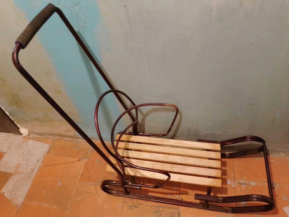 Санки для катания с горки и зимних развлечений