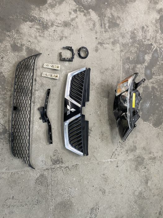 Решітка радіатора Mitsubishi Outlander Xl