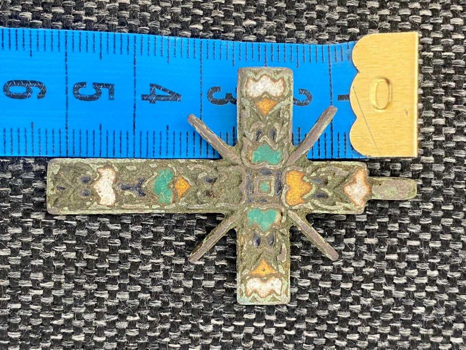 Brązowy, emaliowany krzyż  z XVIII wieku.