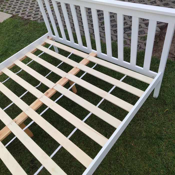 Łóżko drewniane białe