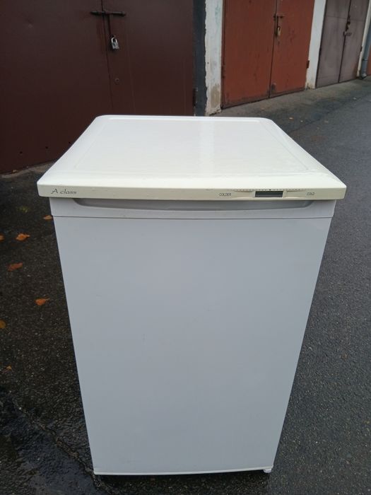 Mała lodówka z  zamrażalnikiem energooszczędna w bardzo dobrym stanie.