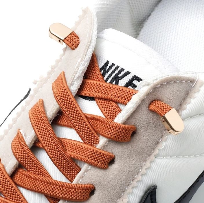 Atacadores elásticos com pontas metálicas