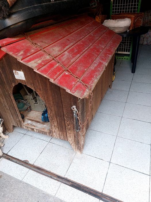Casota para cão grande com corrente.