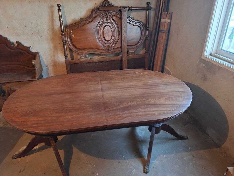 Mesa de jantar,com 8 cadeiras +  uma cama  uma cómoda e 2 mesinhas de cabeceira e um banco baú