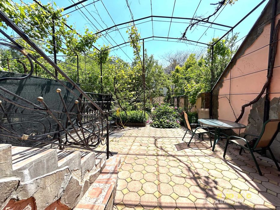 Продаётся отличный трёхэтажный дом в Совиньоне  с  видом на море!