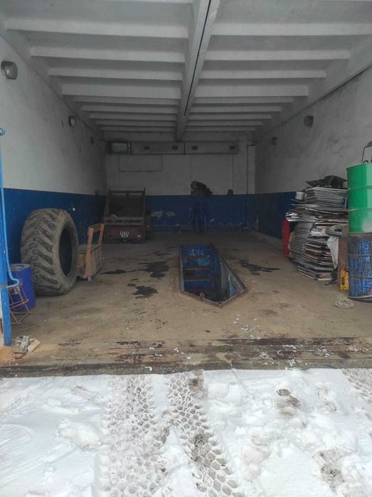 Гаражі з ямами та пункт технічного обслуговування машин