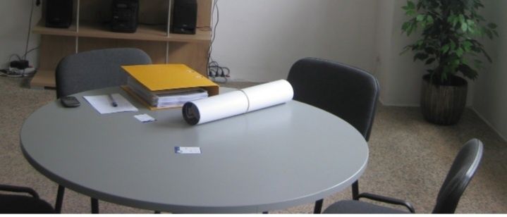 Mesa de reuniões metálica
