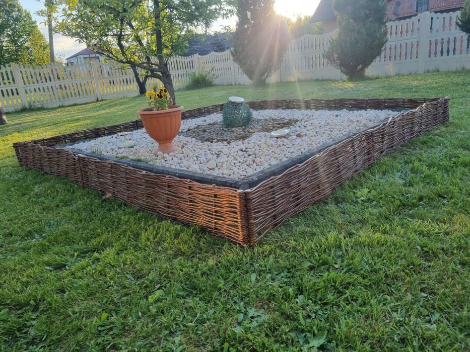 Palisada ogrodowa wiklinowa plotki obrzeze ogrodzenie  rabatka