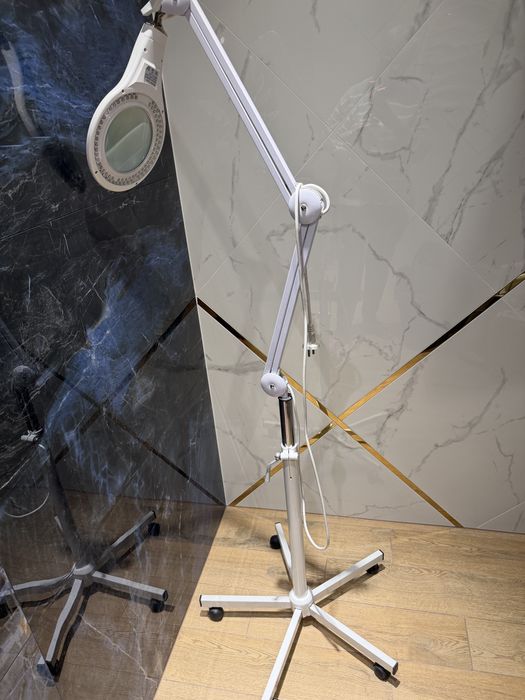 Lampa kosmetyczna. Lupa podświetlana.